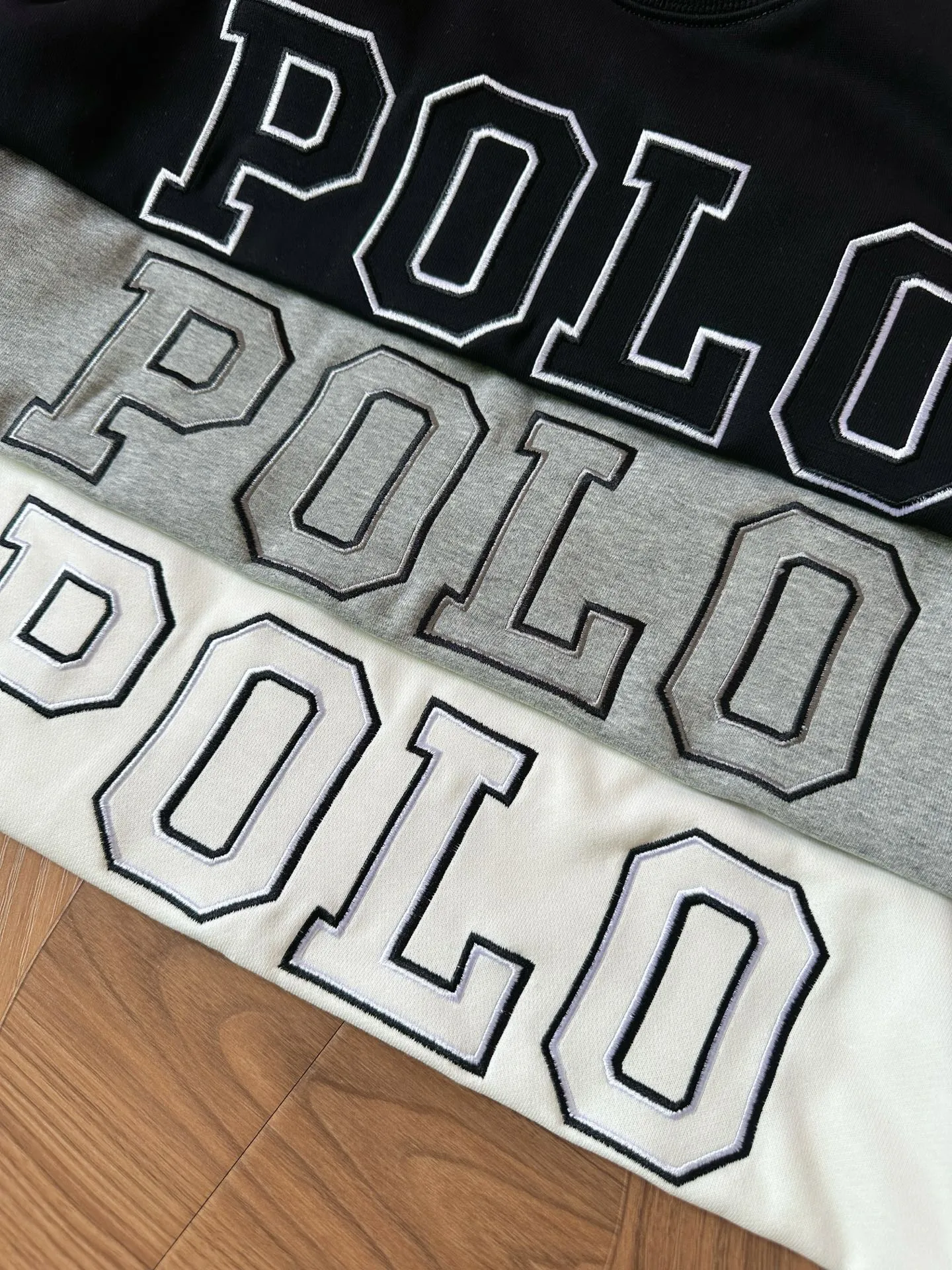 P220 Style No.: RL021] RalphLauren/Ralph Lauren 2025 new autumn and winter terry sweatshirt large POLO English letters embroidered logo Ralph Lauren age-reducing item, the coat fabric is made of 60% cotton➕40% polyester, which not only retains the softness, comfort and breathability of cotton, but also adds the wear resistance and wrinkle resistance of polyester fiber, making the clothes more durable and easy to care for. Even in slightly cooler weather, you won't feel stuffy when wearing it. This kind of fabric has a natural crisp feel and is not easy to pill or deform. The flying pigeon on the chest is embroidered with the brand's large logo in English letters. The color is full, full of three-dimensionality, and lifelike, adding a bit of liveliness and interest to the entire sweatshirt. There is no pressure to dress, regardless of age or gender. Complete accessories! Color: Gray Size: S-xL S Shoulder width 53 Bust 110 Length 67 Sleeve length 58 M Shoulder width 54 Bust 114 Length 69 Sleeve length 59 L Shoulder width 55 Bust 118 Length 71 Sleeve length 60 xL Shoulder width 56 Bust 122 Length 73 Sleeve length 61